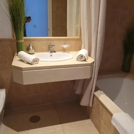 Royal 2 /freewifi,sharedpool,freeparking Apartment