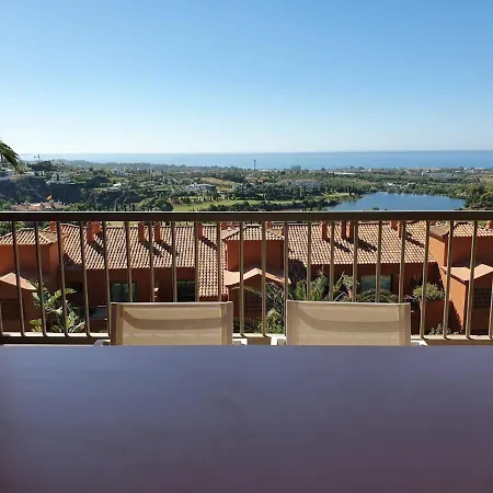 Royal 2 /freewifi,sharedpool,freeparking Apartment